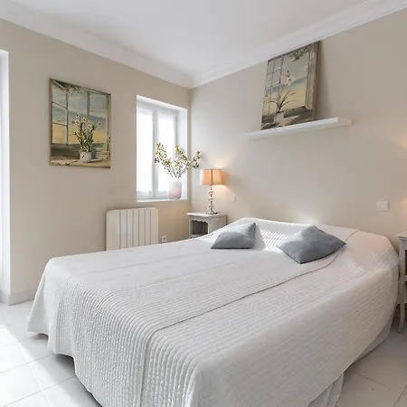Marché Townhouse: Split-level Retreat Near Palais Apartment Cannes