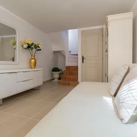 Apartment A Lovely Split Level Townhouse In The Heart Of Next To The Marche Forville And The Palais 1749