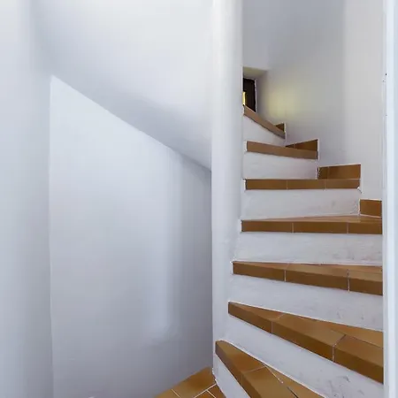 Apartment A Lovely Split Level Townhouse In The Heart Of Next To The Marche Forville And The Palais 1749