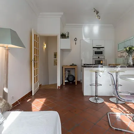 A Lovely Split Level Townhouse In The Heart Of Next To The Marche Forville And The Palais 1749 Apartment *