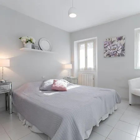 A Lovely Split Level Townhouse In The Heart Of Next To The Marche Forville And The Palais 1749 *
