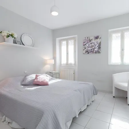 Apartment A Lovely Split Level Townhouse In The Heart Of Next To The Marche Forville And The Palais 1749