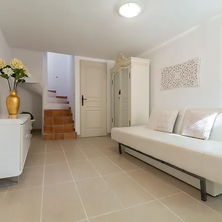 A Lovely Split Level Townhouse In The Heart Of Next To The Marche Forville And The Palais 1749 Apartment