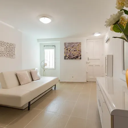 Apartment A Lovely Split Level Townhouse In The Heart Of Next To The Marche Forville And The Palais 1749