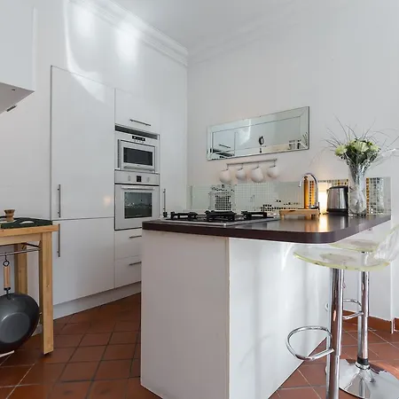 Apartment A Lovely Split Level Townhouse In The Heart Of Next To The Marche Forville And The Palais 1749