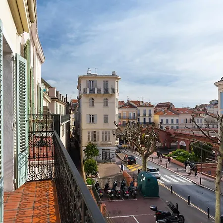 Marché Townhouse: Split-level Retreat Near Palais
