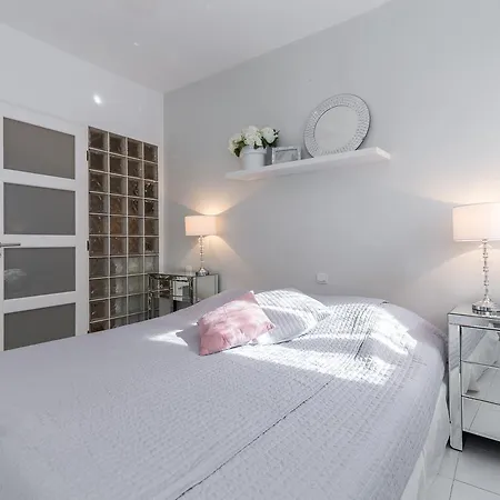 A Lovely Split Level Townhouse In The Heart Of Next To The Marche Forville And The Palais 1749 Apartment